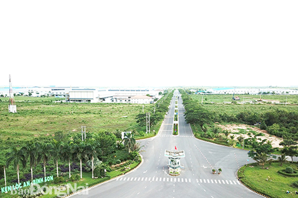 Nhiều khu công nghiệp mới sẽ được mở thêm trong thời gian tới nên việc phát triển hạ tầng giao thông kết nối sẽ giúp thu hút thêm nguồn vốn đầu tư Trong ảnh: Một góc Khu công nghiệp Lộc An - Bình Sơn, H.Long Thành
