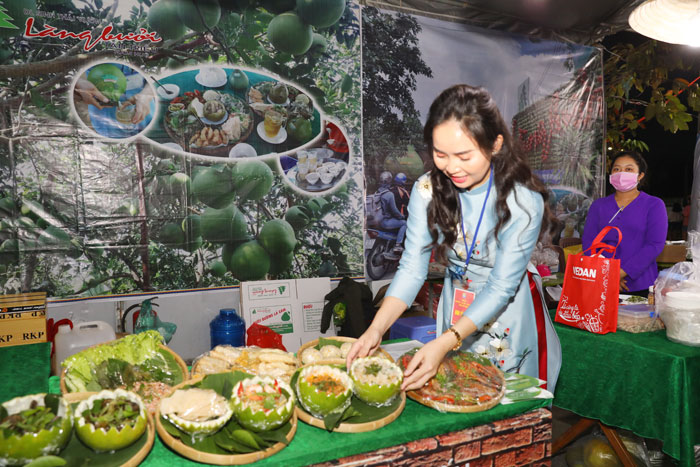 Giới thiệu đặc sản Làng bưởi Tân Triều tại Tuần lễ Văn hóa - du lịch - ẩm thực Đồng Nai năm 2020. Ảnh: HUY ANH