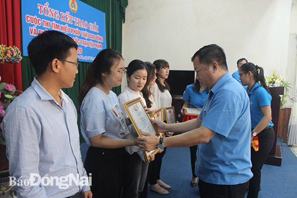Phó Chủ tịch LĐLĐ tỉnh Tăng Quốc Lập trao giải cho các thí sinh xuất sắc tại hai cuộc thi