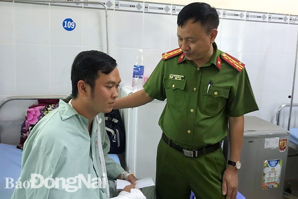 Đại tá Nguyễn Ngọc Quang Phó Giám đốc Công an tỉnh thăm hỏi, động viên tinh thần đồng chí Trưởng đang điều trị tại bệnh viện Đa khoa TP.Long Khánh