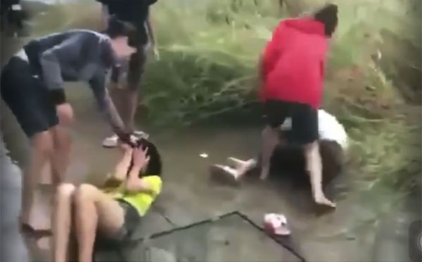 Hai em nữ sinh bị các đối tượng xông vào đánh đập dã man (Ảnh cắt từ clip)