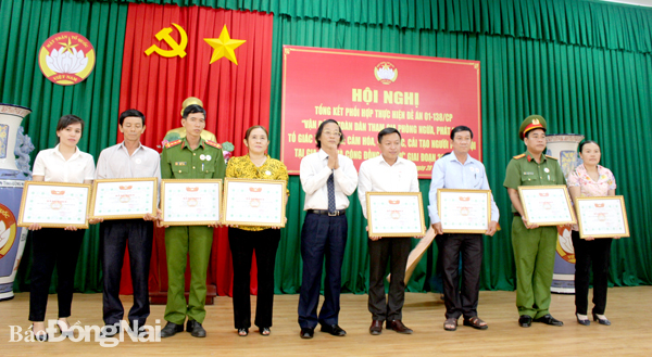 Phó chủ tịch thường trực Ủy ban MTTQ Việt Nam tỉnh Bùi Quang Huy trao bằng khen cho các tập thể, cá nhân