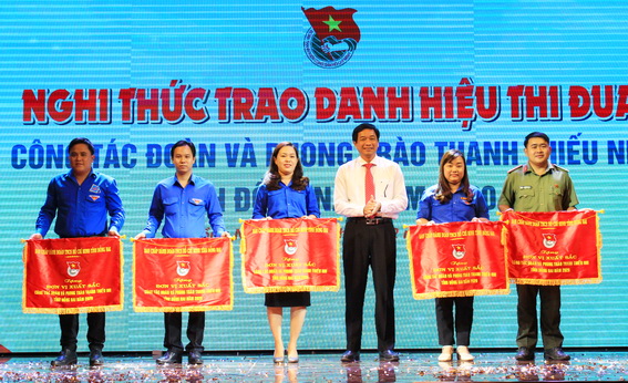 Phó chủ tịch UBND tỉnh Võ Văn Phi tặng cờ thi đua xuất sắc trong công tác Đoàn và phong trào trào thanh thiếu niên năm 2020