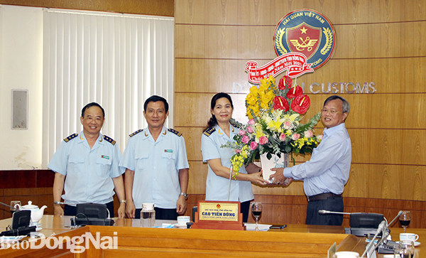 Chủ tịch UBND tỉnh Cao Tiến Dũng tặng hoa động viên cán bộ Cục Hải quan Đồng Nai