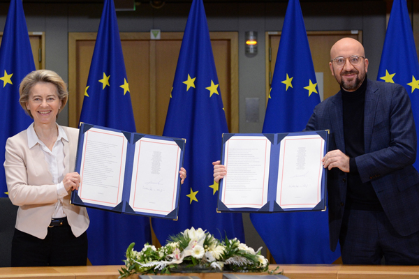 Chủ tịch Ủy ban châu Âu Ursula von der Leyen (trái) và Chủ tịch Hội đồng châu Âu Charles Michel (phải) sau khi ký Hiệp định Thương mại và hợp tác lịch sử hậu Brexit ở Brussels, Bỉ ngày 30-12-2020. Ảnh: AFP/TTXVN