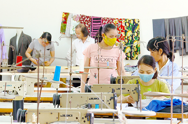 Nhiều người học nghề để chuyển đổi nghề nghiệp tại Trung tâm Dịch vụ việc làm tỉnh. Ảnh: B.NHÀN