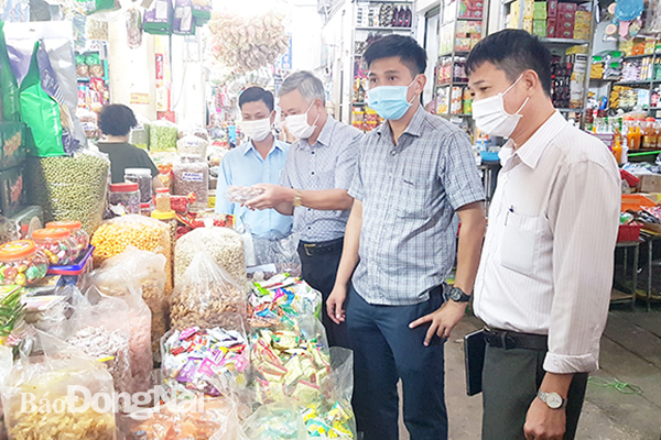 Đại diện Sở Công thương và địa phương khảo sát tình hình hàng hóa phục vụ Tết tại chợ Long Khánh (TP.Long Khánh). Ảnh: Hải Quân