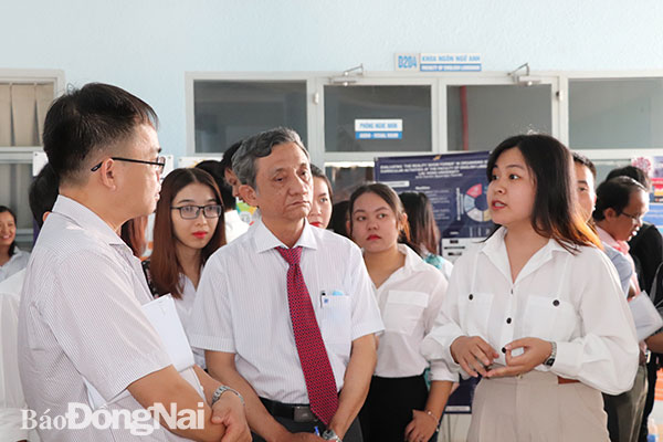 Sinh viên giới thiệu sản phẩm nghiên cứu khoa học tại Ngày hội Khoa học công nghệ Lạc Hồng lần thứ 34, năm 2020