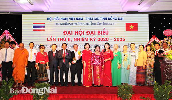 Phó chủ tịch UBND tỉnh Thái Bảo tặng hoa chúc mừng Ban Chấp hành Hội hữu nghị Việt Nam - Thái Lan tỉnh Đồng Nai lần thứ II, nhiệm kỳ 2020 – 2025