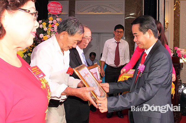 Phó chủ tịch UBND tỉnh Thái Bảo tặng bằng khen của UBND tỉnh cho cá nhân, tập thể có thành tích xuất sắc trong hoạt động Hội hữu nghị Việt Nam – Thái Lan tỉnh Đồng Nai, nhiệm kỳ 2015-2020