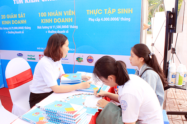 Học sinh, sinh viên tham gia phỏng vấn thử, thành công thật tại Ngày hội Chào năm học mới, năm 2020 Ảnh: N.SƠN