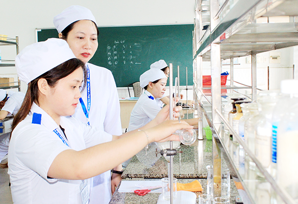 Sinh viên ngành Dược Trường cao đẳng y tế Đồng Nai trong giờ thực hành . Ảnh: N.Sơn