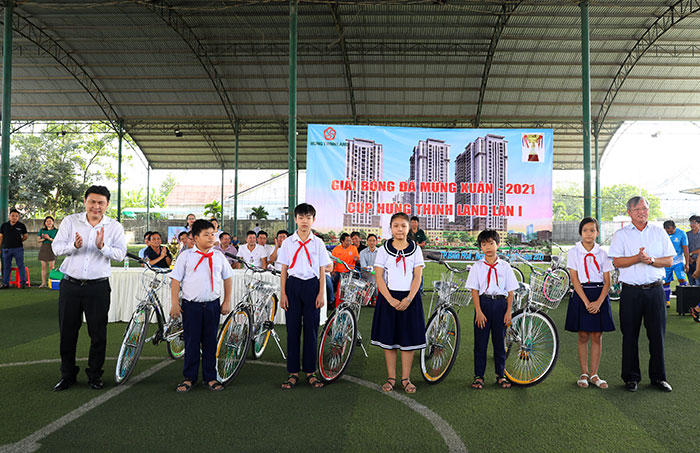 Chủ tịch UBND tỉnh Cao Tiến Dũng và nhà tài trợ trao tặng xe đạp cho các em học sinh nghèo
