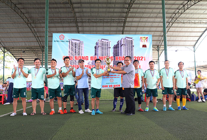 Ông Nguyễn Kim Long, Chánh Văn phòng UBND tỉnh trao cúp cho đội giành hạng nhất Sở Giao thông - vận tải