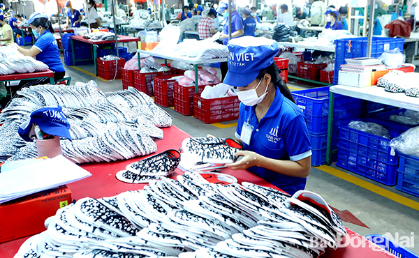 Sản xuất giày tại Công ty TNHH Giày Tuấn Việt, Cụm công nghiệp Phú Thạnh, xã Phú Thạnh, H.Nhơn Trạch. Ảnh: C.Nghĩa