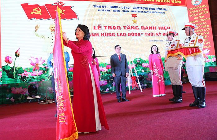 Phó chủ tịch nước Đặng Thị Ngọc Thịnh gắn Danh hiệu Anh hùng lao động thời kỳ đổi mới lên cờ truyền thống Đảng bộ, chính quyền và nhân dân H. Nhơn Trạch
