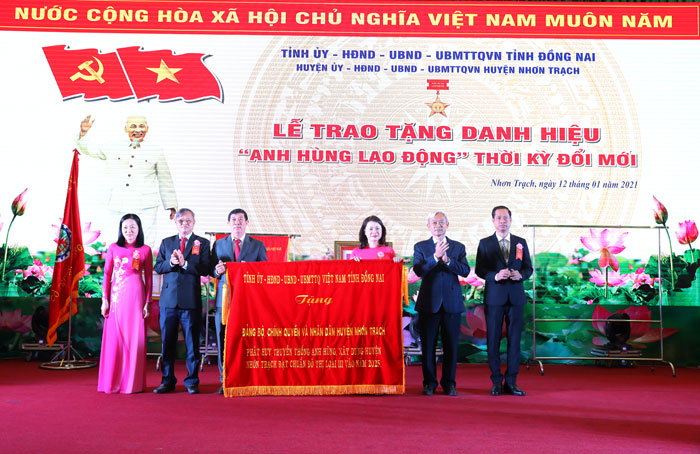Bí thư Tỉnh ủy Nguyễn Phú Cường và Phó bí thư Tỉnh ủy, Chủ tịch UBND tỉnh Cao Tiến Dũng tặng bức trướng chúc mừng Đảng bộ, chính quyền và nhân dân H. Nhơn Trạch.