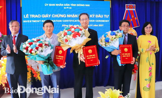 Chủ tịch UBND tỉnh Cao Tiến Dũng và Phó chủ tịch UBND Nguyễn Thị Hoàng trao Giấy chứng nhận đầu tư cho các doanh nghiệp
