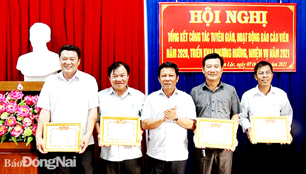 Phó bí thư thường trực Huyện ủy Xuân Lộc Nguyễn Đức Hóa trao khen thưởng cho các tập thể, cá nhân có thành tích tốt trong công tác Tuyên giáo năm 2020