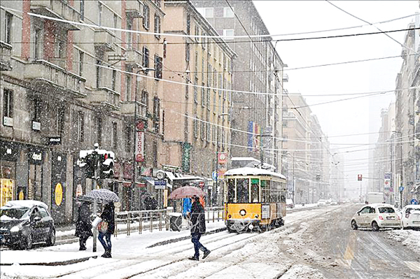 Tuyết rơi dày dặc tại Milan, Italy, ngày 28-12-2020. Ảnh: AFP/TTXVN
