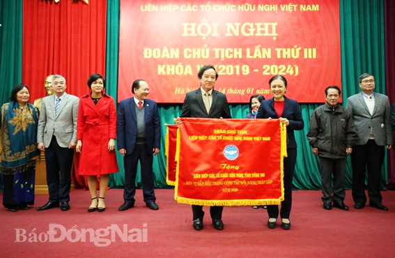 Chủ tịch Liên hiệp các tổ chức hữu nghị tỉnh Nguyễn Thành Trí nhận cờ đơn vị dẫn đầu trong công tác đối ngoại nhân dân năm 2020 của Liên hiệp các tổ chức hữu nghị Việt Nam.