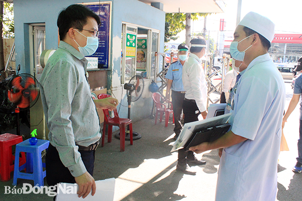 Đoàn kiểm tra của Sở Y tế kiểm tra công tác phân luồng tại Bệnh viện Nhi đồng Đồng Nai
