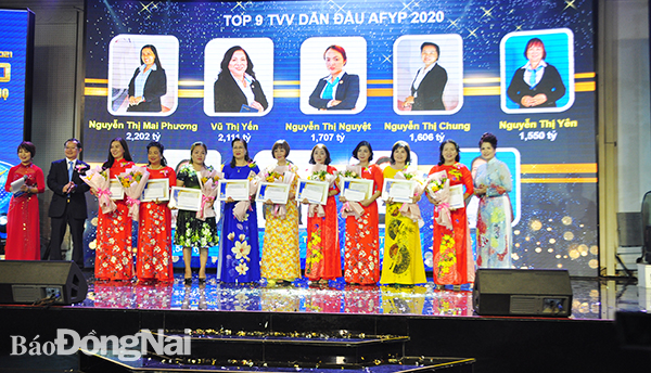  Giám đốc Công ty Bảo Việt Nhân thọ Đồng Nai Lê Thị Minh Phượng trao giấy khen và phần thưởng cho nhân viên có thành tích xuất sắc trong kinh doanh năm 2020