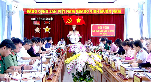 Bí thư Huyện ủy Xuân Lộc Viên Hồng Tiến phát biểu chỉ đạo tại Hội nghị Ban chấp hành Đảng bộ huyện lần thứ 3