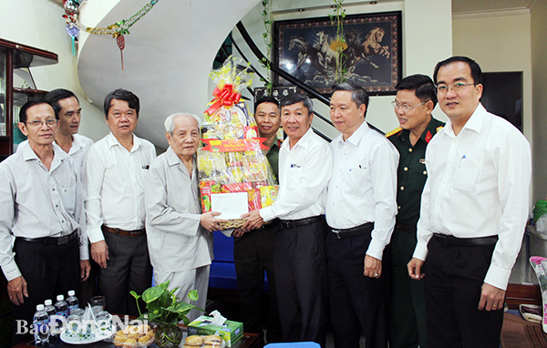 Lãnh đạo tỉnh tặng quà, chúc mừng cụ Nguyễn Văn An, cán bộ tiền khởi nghĩa, P.Bửu Long