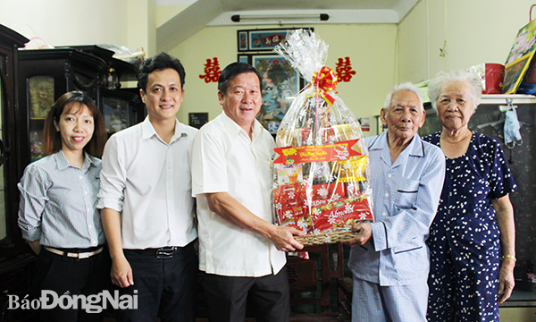 Trưởng ban Dân vận Tỉnh ủy Đào Văn Phước tặng quà chúc Tết đồng chí Nguyễn Văn Thông