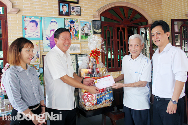  Trưởng ban Dân vận Tỉnh ủy Đào Văn Phước tặng quà chúc Tết đồng chí Dương Minh Ngà
