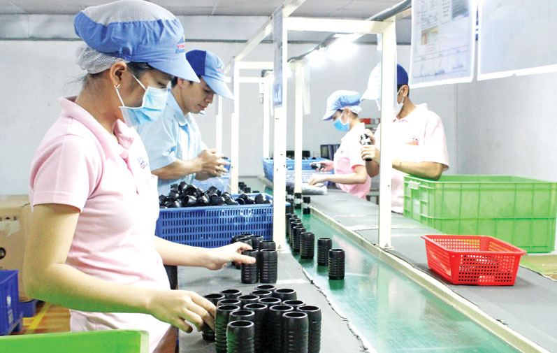 Sản xuất linh kiện máy móc xuất khẩu sang thị trường Nhật Bản tại Công ty TNHH Sản xuất thương mại nhựa kỹ thuật Vinastar (TP.Biên Hòa).  Ảnh: HƯƠNG GIANG