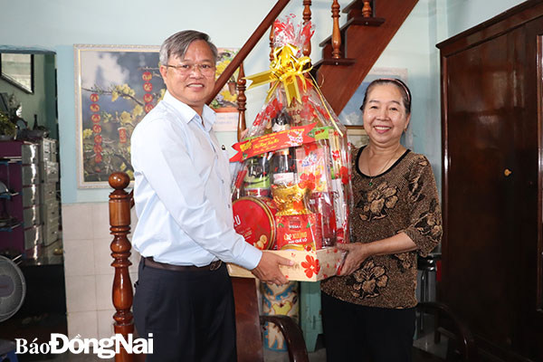 Chủ tịch UBND tỉnh Cao Tiến Dũng, tặng quà cho đồng chí Nguyễn Thị Kim Liên, nguyên Chủ tịch Ủy ban MTTQ tỉnh. Ảnh: Hương Giang