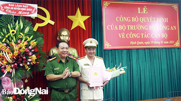 Đại tá Lê Quang Nhân, Phó Giám đốc Công an tỉnh trao quyết định bổ nhiệm cho Thượng tá Nguyễn Văn Tiệp