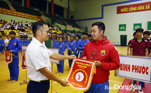 Phó giám đốc Sở VH-TTDL Nguyễn Xuân Thanh tặng cờ lưu niệm cho các đoàn tham dự giải