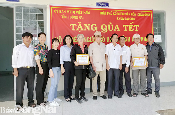 Phó chủ tịch thường trực Ủy ban MTTQ Việt Nam tỉnh Bùi Quang Huy tặng quà đồng bào nghèo xã Đắc Lua, H.Tân Phú