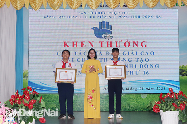 Phó Chủ tịch UBND tỉnh Nguyễn Thị Hoàng trao Bằng khen cho đại diện 2 nhóm tác giả đạt giải tại Cuộc thi Sáng tạo thanh thiếu niên nhi đồng toàn quốc năm 2020.
