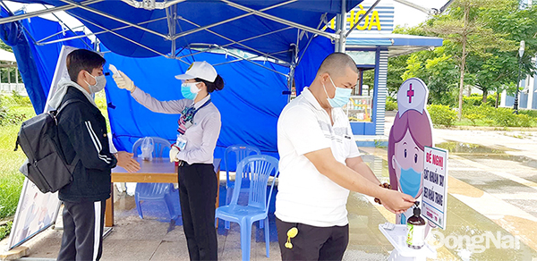Bệnh viện Đa khoa Đồng Nai tổ chức đo thân nhiệt, phân luồng người vào bệnh viện