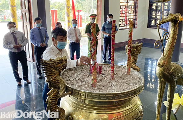 Đoàn đại biểu tỉnh đến viếng Đền thờ liệt sĩ H.Thống Nhất