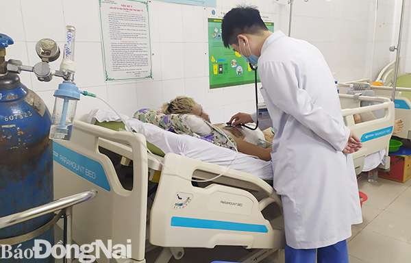 BS. Linh tái khám cho bệnh nhân sau ca mổ