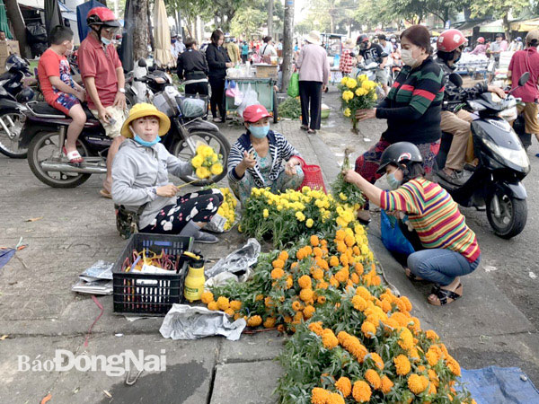 Người dân sắm Tết tại chợ Biên Hòa. Ảnh: Lâm Viên