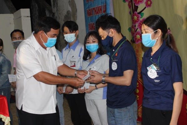 Lãnh đạo H.Nhơn Trạch tặng quà Tết Nguyên đán Tân Sửu 2021 cho công nhân