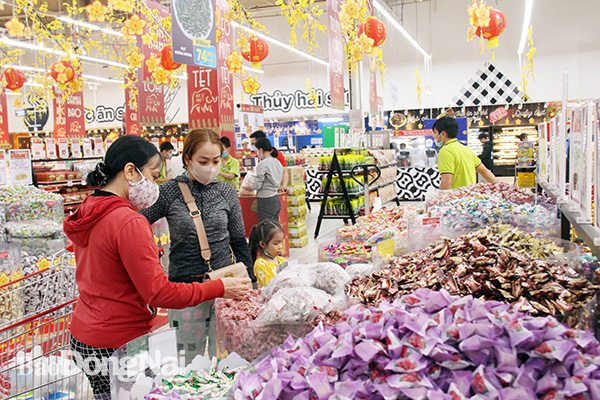 Người dân chọn mua các sản phẩm bánh kẹo Tết tại một trung tâm thương mại ở TP.Biên Hòa.