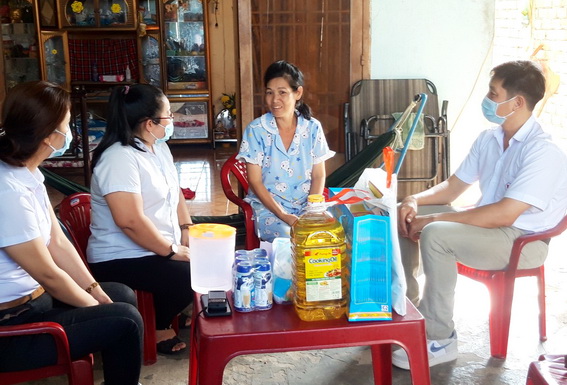 Đại diện Công đoàn và Công ty TNHH Dona Pacific thăm, tặng quà tết và động viên tinh thần người lao động dịp cuối năm