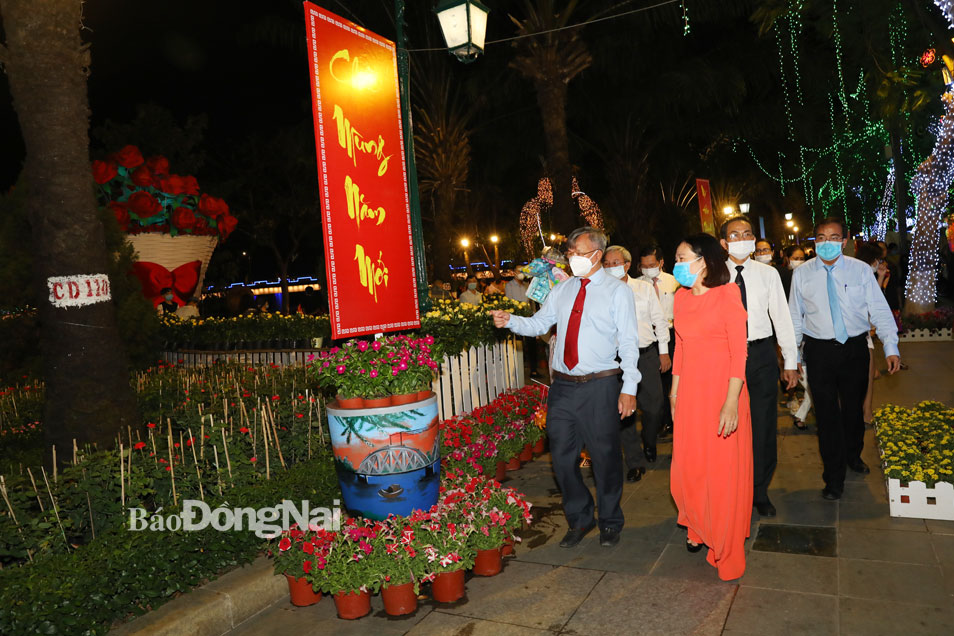 Lãnh đạo tỉnh và TP.Biên Hòa tham quan đường hoa