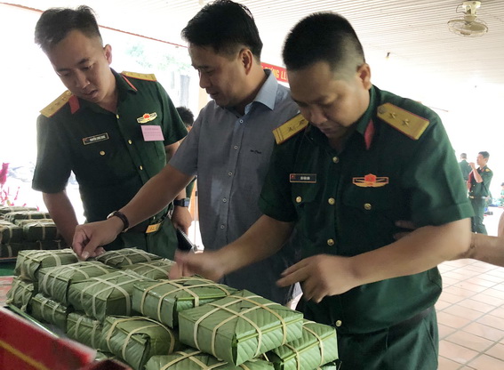 Thượng tá Nguyễn Tấn Linh, Phó chỉ huy trưởng, Tham mưu trưởng thăm quan khu trưng bày sau khi gói bánh xong