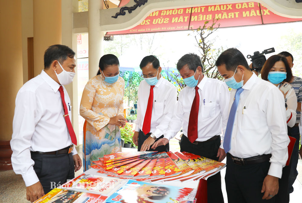 Các đại biểu xem triển lãm báo tại Hội báo Xuân Tân Sửu