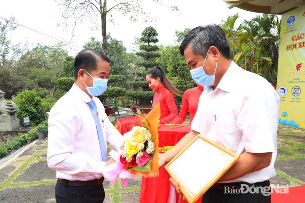 Phó chủ tịch UBND tỉnh Thái Bảo trao giải nhất bản tin các sở, ngành