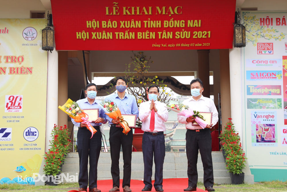 Trưởng ban Tuyên giáo Tỉnh ủy Phạm Xuân Hà tặng quà tri ân các nhà tài trợ