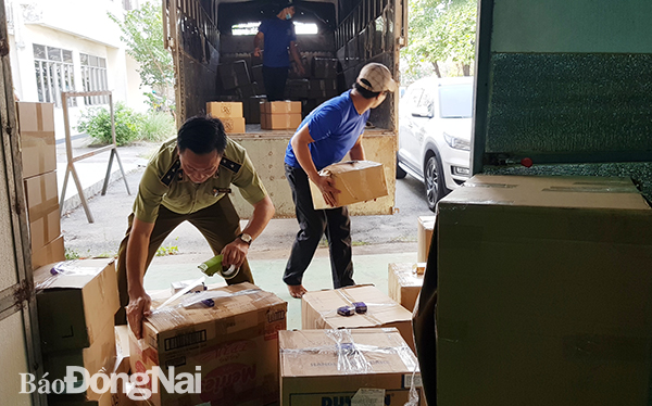 Lực lượng chức năng tiến hành niêm phong, tạm giữ các sản phẩm vi phạm theo quy định.